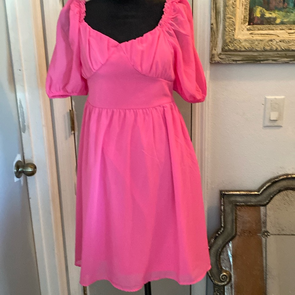 Pretty hot pink flowy dress w puff sleeves and back is stretch w lining mint